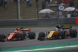 Jolyon Palmer, Renault Sport F1 Team RS17, pasa a Stoffel Vandoorne, McLaren MCL32