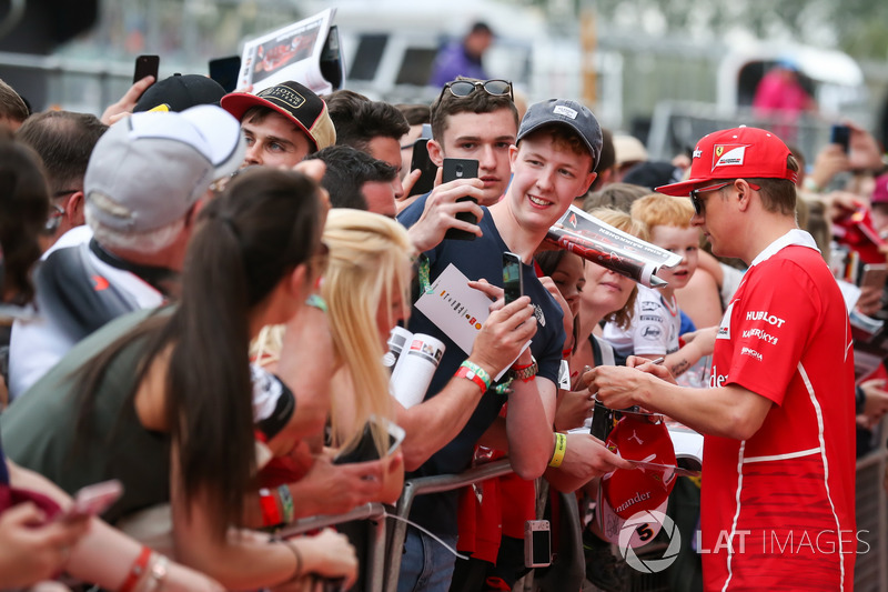 Kimi Raikkonen, Ferrari meets the fans at the autograph session