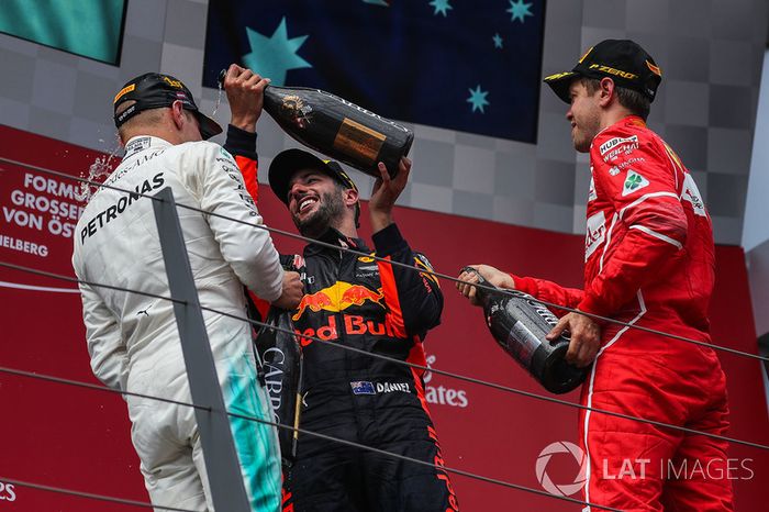 Y Ricciardo al menos se vengó con la botella.