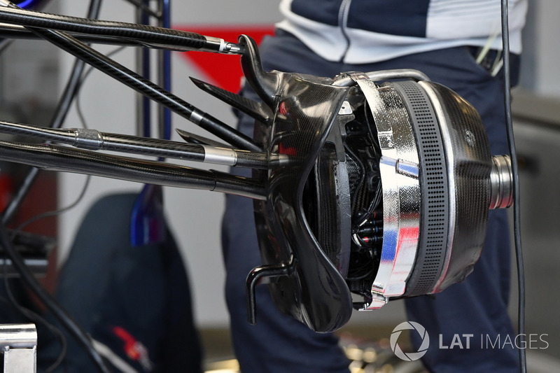 Scuderia Toro Rosso STR12 front brake and wheel hub detail