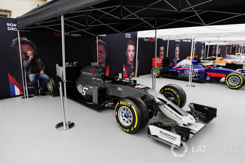 Haas F1 Team, Scuderia Toro Rosso, McLaren y Williams Fórmula 1 los coches bajo toldos preparados para la demostración de calle en Londres