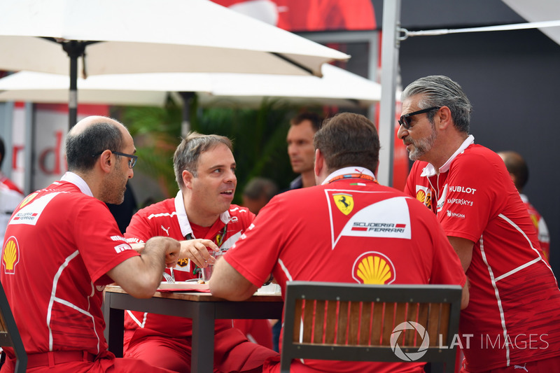 Руководитель команды Ferrari Маурицио Арривабене с инженерами