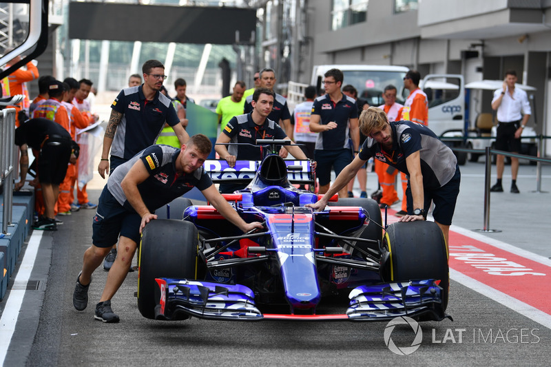 Des mécaniciens Scuderia Toro Rosso avec la STR12