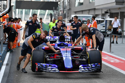 Des mécaniciens Scuderia Toro Rosso avec la STR12