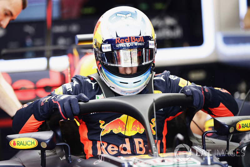 Daniel Ricciardo, Red Bull Racing RB13, Sube en su cabina equipada con halo