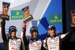 Al terzo posto Stéphane Sarrazin, Sébastien Buemi, Kazuki Nakajima, Toyota Gazoo Racing