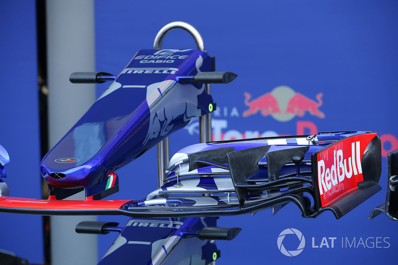 Scuderia Toro Rosso STR12 nose and front wings