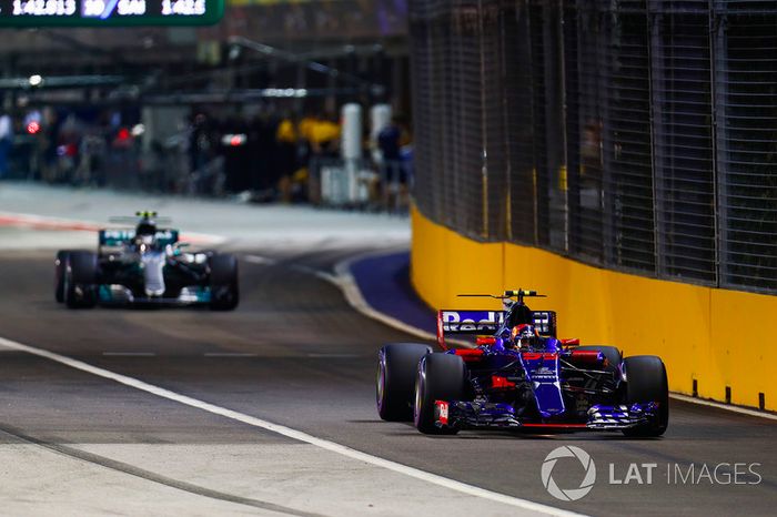 Carlos Sainz Jr., Scuderia Toro Rosso STR12, Valtteri Bottas, Mercedes AMG F1 W08