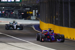 Carlos Sainz Jr., Scuderia Toro Rosso STR12, Valtteri Bottas, Mercedes AMG F1 W08