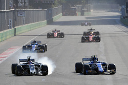 Romain Grosjean, Haas F1 Team VF-17 bloque une roue en bataille avec Pascal Wehrlein, Sauber C36