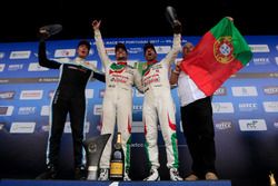 Podium :  le troisième Thed Björk, Polestar Cyan Racing, Volvo S60 Polestar TC1, le vainqueur Norbert Michelisz, Honda Racing Team JAS, Honda Civic WTCC, le deuxième Tiago Monteiro, Honda Racing Team JAS, Honda Civic WTCC