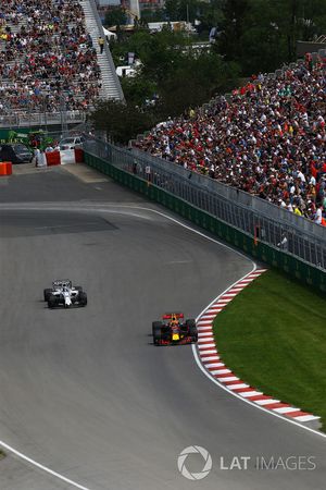 Max Verstappen, Red Bull Racing RB13 y Lance Stroll, Williams FW40