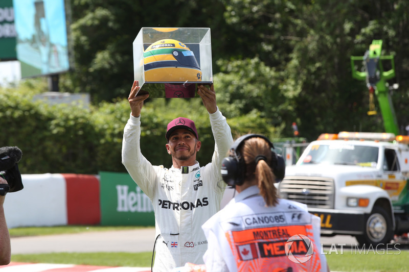 Polesitter Lewis Hamilton, Mercedes AMG F1, mit Helm von Ayrton Senna