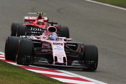 Sergio Perez, Force India VJM10, ve Kimi Raikkonen, Ferrari SF70H