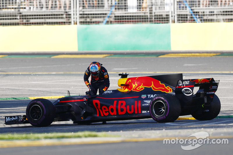 Daniel Ricciardo, Red Bull Racing RB13, recibe aplausos de la multitud después de parar en la pista