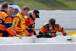 Ryan Hunter-Reay, Andretti Autosport Honda, es ayudado por el Holmatro Safety Team después de su cho