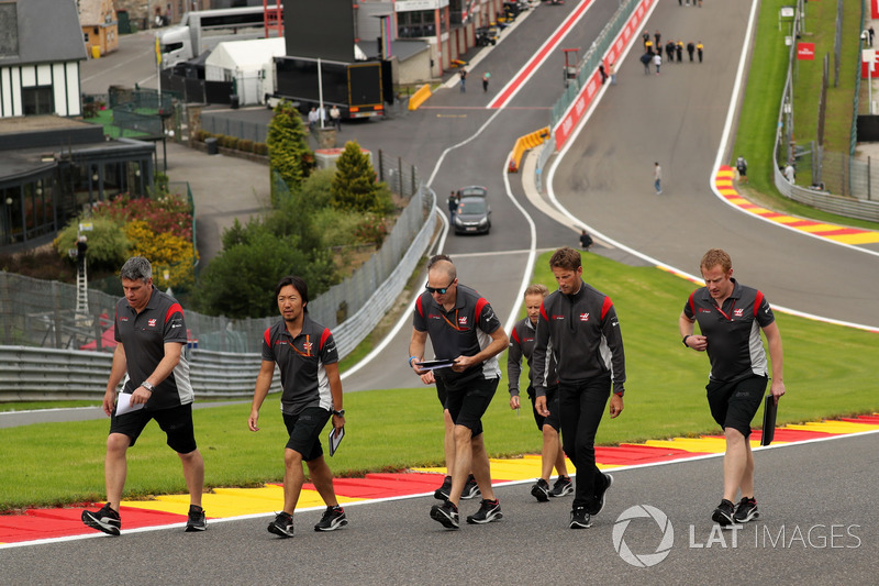Romain Grosjean, Haas F1 Team cammina lungo il circuito