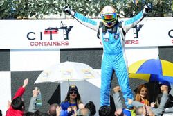 Ganador de la carrera Fernando Etchegorry, Renault Clio Mío