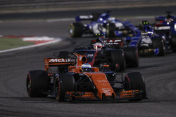 Fernando Alonso, McLaren MCL32, Kevin Magnussen, Haas F1 Team VF-17