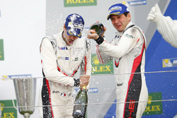 Podio GTE-Pro: #91 Porsche Team Porsche 911 RSR: Richard Lietz, Frédéric Makowiecki