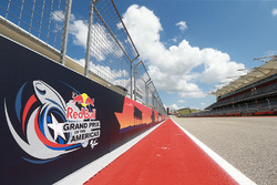 Логотип Red Bull на трасі Америк