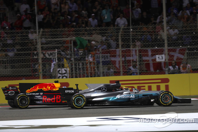 Já Hamilton, que perdeu tempo no piststop, ultrapassa Daniel Ricciardo. O inglês, no entanto, teria de pagar uma punição por ter segurado o australiano antes de sua parada.