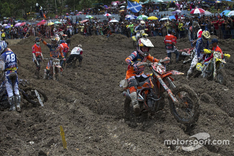 Trek berlumpur saat Race 2 MX2 Indonesia 2017