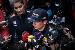 Max Verstappen, Red Bull Racing RB13, met de media