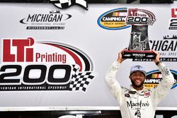 Race winner Darrell Wallace Jr., MDM Motorsports Chevrolet