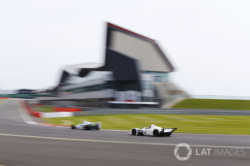 Williams FW06 lidera a un BMW V12 LMR