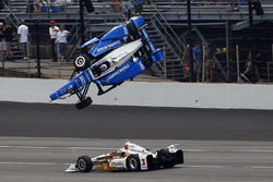 Accident de Scott Dixon, Chip Ganassi Racing Honda, alors que passe Helio Castroneves, Team Penske Chevrolet