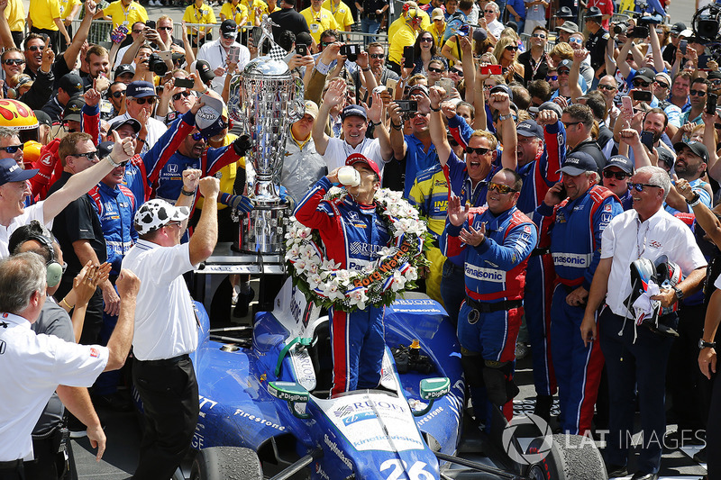 Takuma Sato, Andretti Autosport Honda celebrates with milk in victory lane