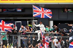 Ganador de la carrera Lewis Hamilton, Mercedes AMG F1 celebra con los fans