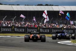 Marcus Ericsson, Sauber C36, Fernando Alonso, McLaren MCL32
