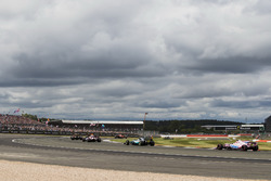 Валттери Боттас, Mercedes AMG F1 W08, и Серхио Перес, Sahara Force India F1 VJM10