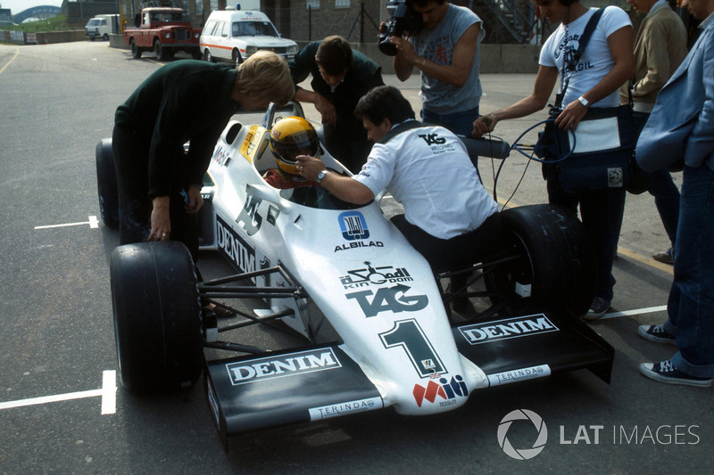 Ayrton Senna, recibe instrucciones finales por el director del equipo Williams Allan Challis antes d