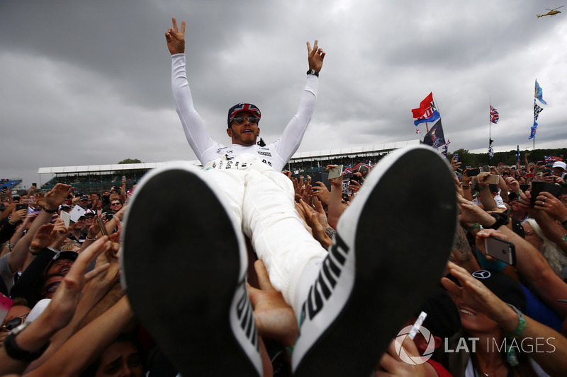 Ganador de la carrera Lewis Hamilton, Mercedes AMG F1, celebra la victoria con los aficionados