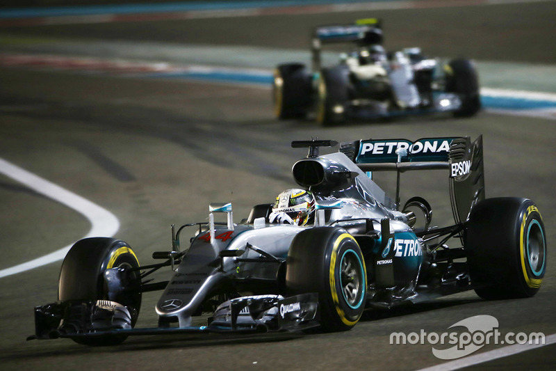 Lewis Hamilton, Mercedes AMG F1 W07 Hybrid lidera a Nico Rosberg, Mercedes AMG F1 W07 Hybrid