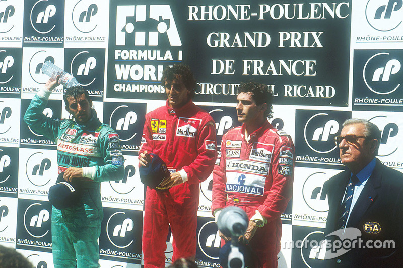 Podio: ganador de la carrera Alain Prost, Ferrari, segundo lugar Ivan Capelli, Leyton House Judd, tercer lugar Ayrton Senna, McLaren Honda, y el Presidente de la FIA Jean-Marie Balestre