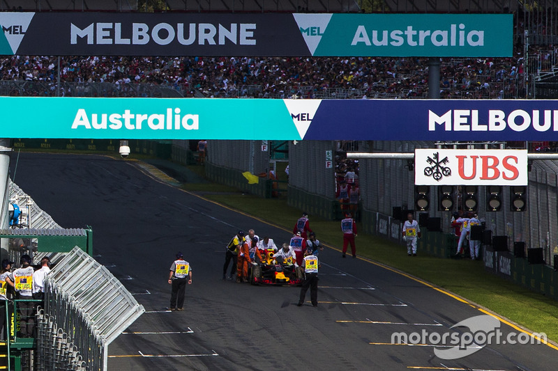 Marshals remove the car of Daniil Kvyat, Red Bull Racing RB12, from the grid