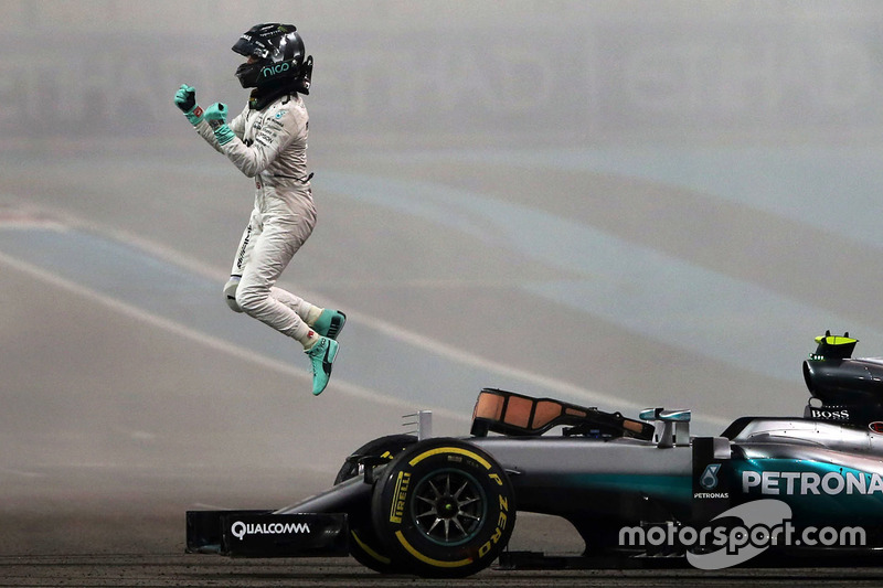 Il secondo classificato Nico Rosberg, Mercedes AMG F1 W07 Hybrid festeggia il suo Titolo Mondiale alla fine della gara