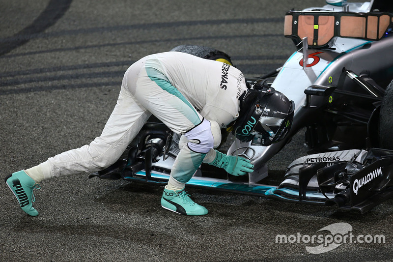 Le deuxième, Nico Rosberg, Mercedes AMG F1 W07 Hybrid fête son titre de Champion du monde à la fin de la course