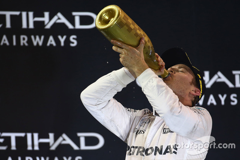Podio: il secondo classificato Nico Rosberg, Mercedes AMG F1