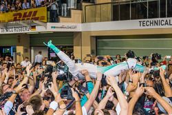 Segundo lugar y campeón del mundo 2016  de F1 Nico Rosberg, Mercedes AMG F1 celebra