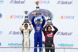 Podio: segundo lugar Abraham Calderón, Dem Racing, primer lugar Rogelio López Alpha Racing y tercer lugar Alejandro González Escudería Tame