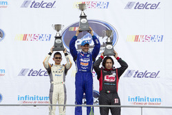 Podio: segundo lugar Abraham Calderón, Dem Racing, primer lugar Rogelio López Alpha Racing y tercer lugar Alejandro González Escudería Tame