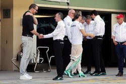 Paddy Lowe, con Georg Nolte, manager de Nico Rosberg