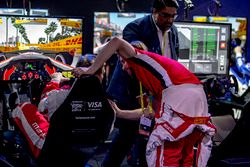 Nick Heidfeld congratulating Olli Pahkala, Mahindra Racing