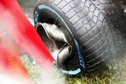Wet tyre and broken whel on the crashed car of Romain Grosjean, Haas VF-17