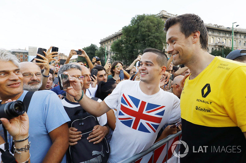 Jolyon Palmer, Renault Sport F1 Team en el desfile de Milán